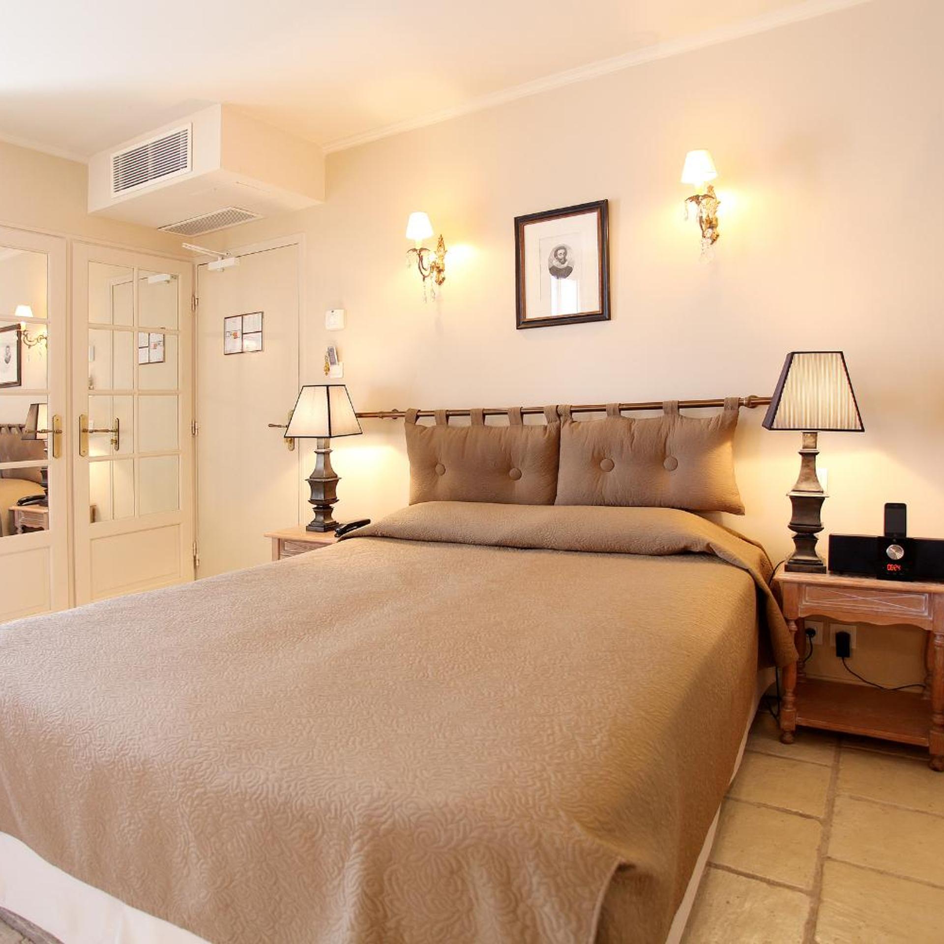 ROOM, QUADRUPLE