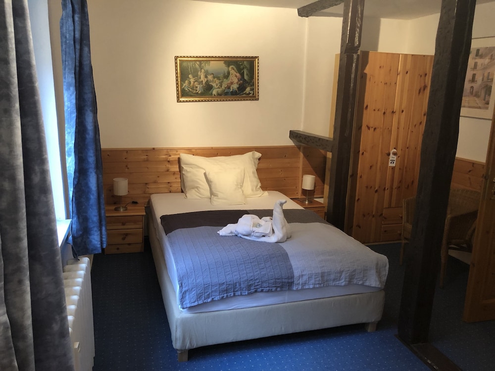 ROOM, SINGLE