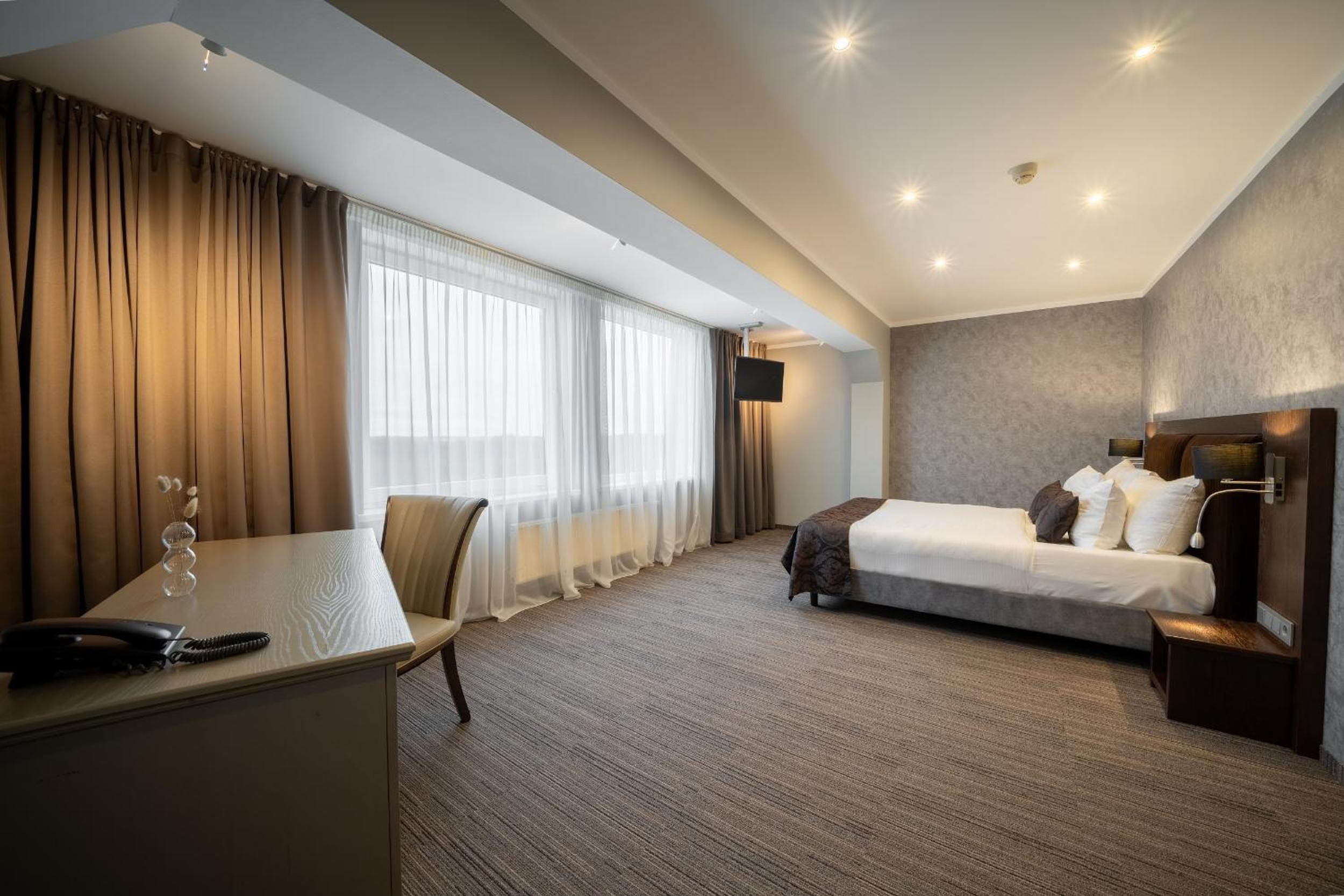 Suite, Balcony