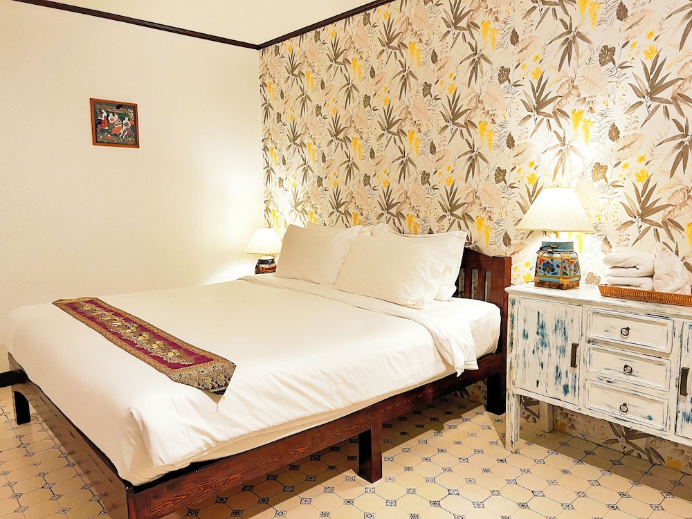 DELUXE, DOUBLE BED