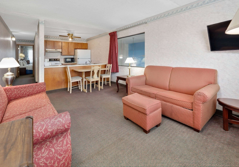 Days Inn & Suites by Wyndham Bentonville 15/19