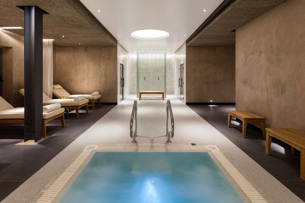 Radisson Blu Hotel, London Heathrow 27/55