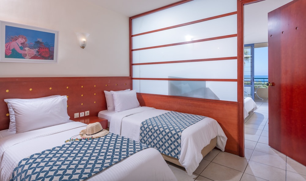 Economy, Family, Queen and Twin Beds, Land View