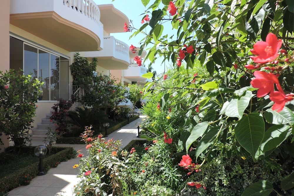 GOLDEN ROSE SUITES 56/62