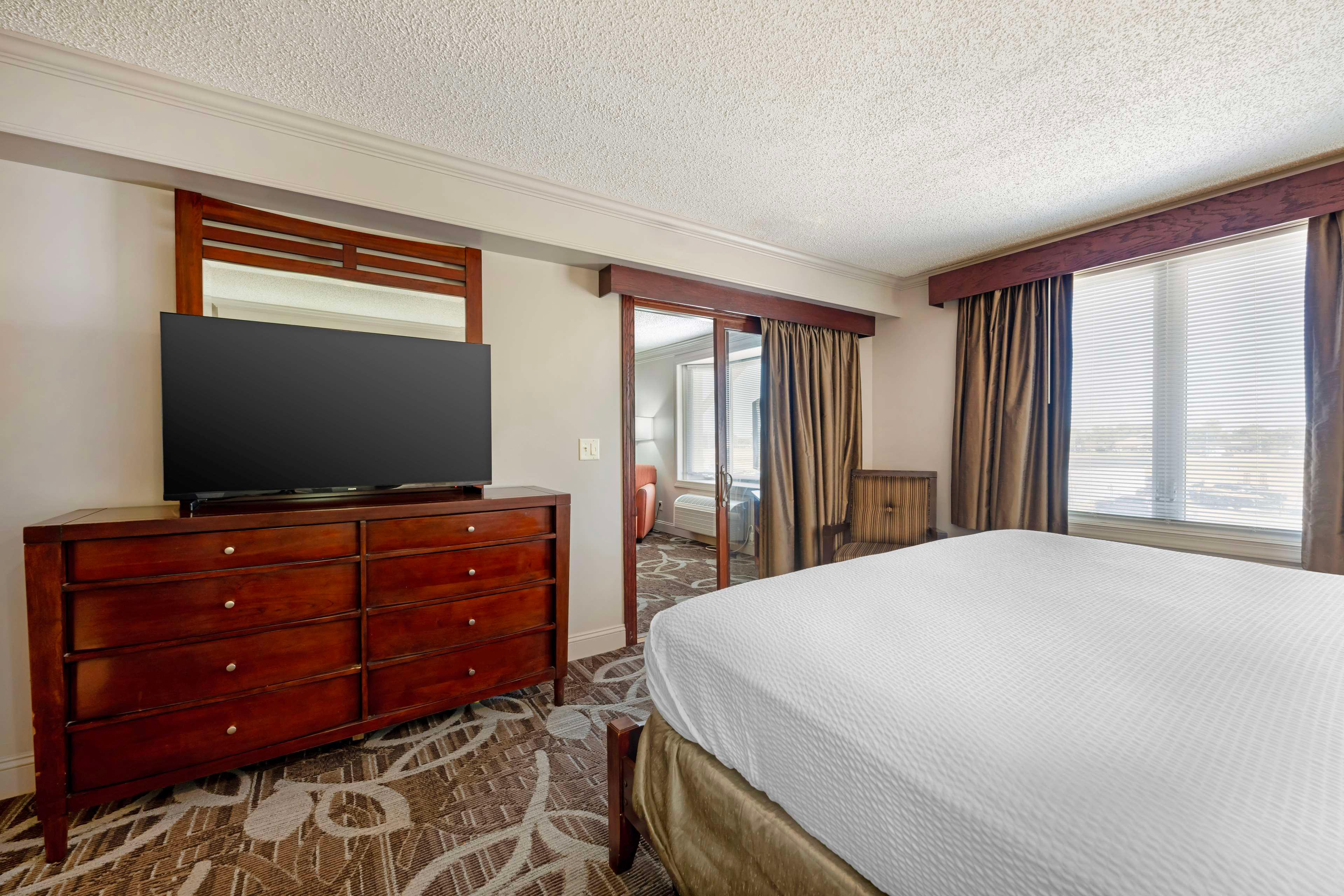 شقة بسرير كينج وسرير كوين بغرفتي نوم مع أريكة بمنطقة جلوس بمطبخ، Best Western Plus Mid Nebraska Inn & Suites 6/10