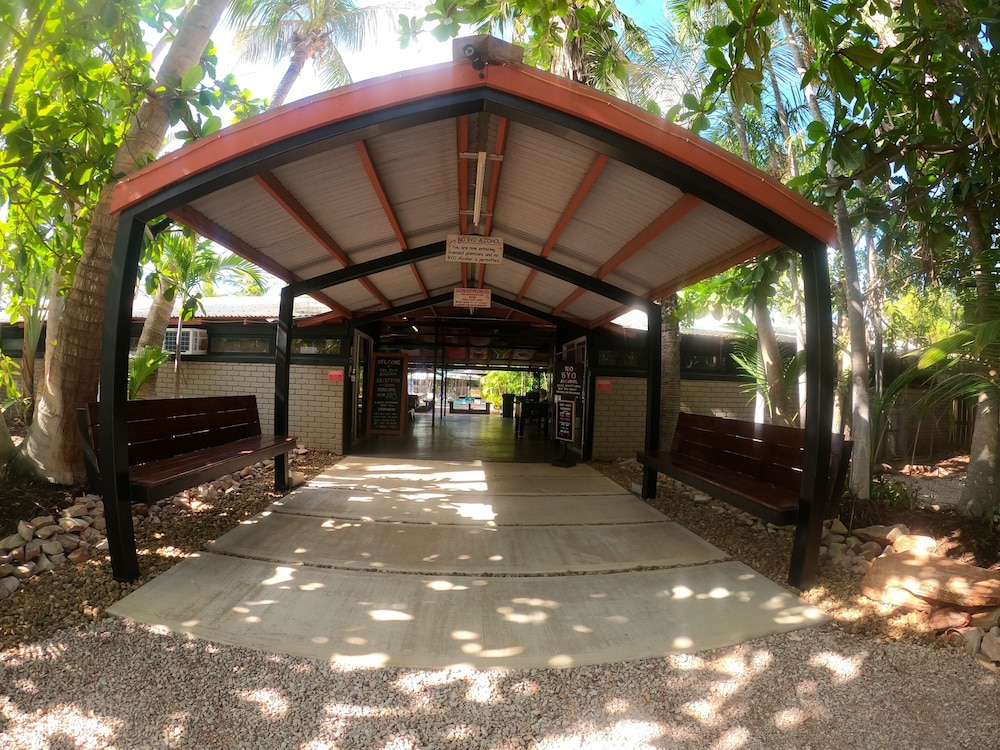 Cable Beach Backpackers Hostel 34/36