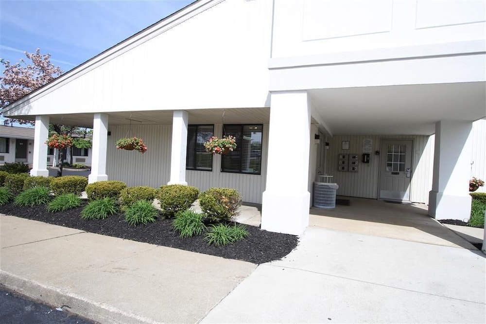 Suburban Studios Mentor - Cleveland Northeast 3/39