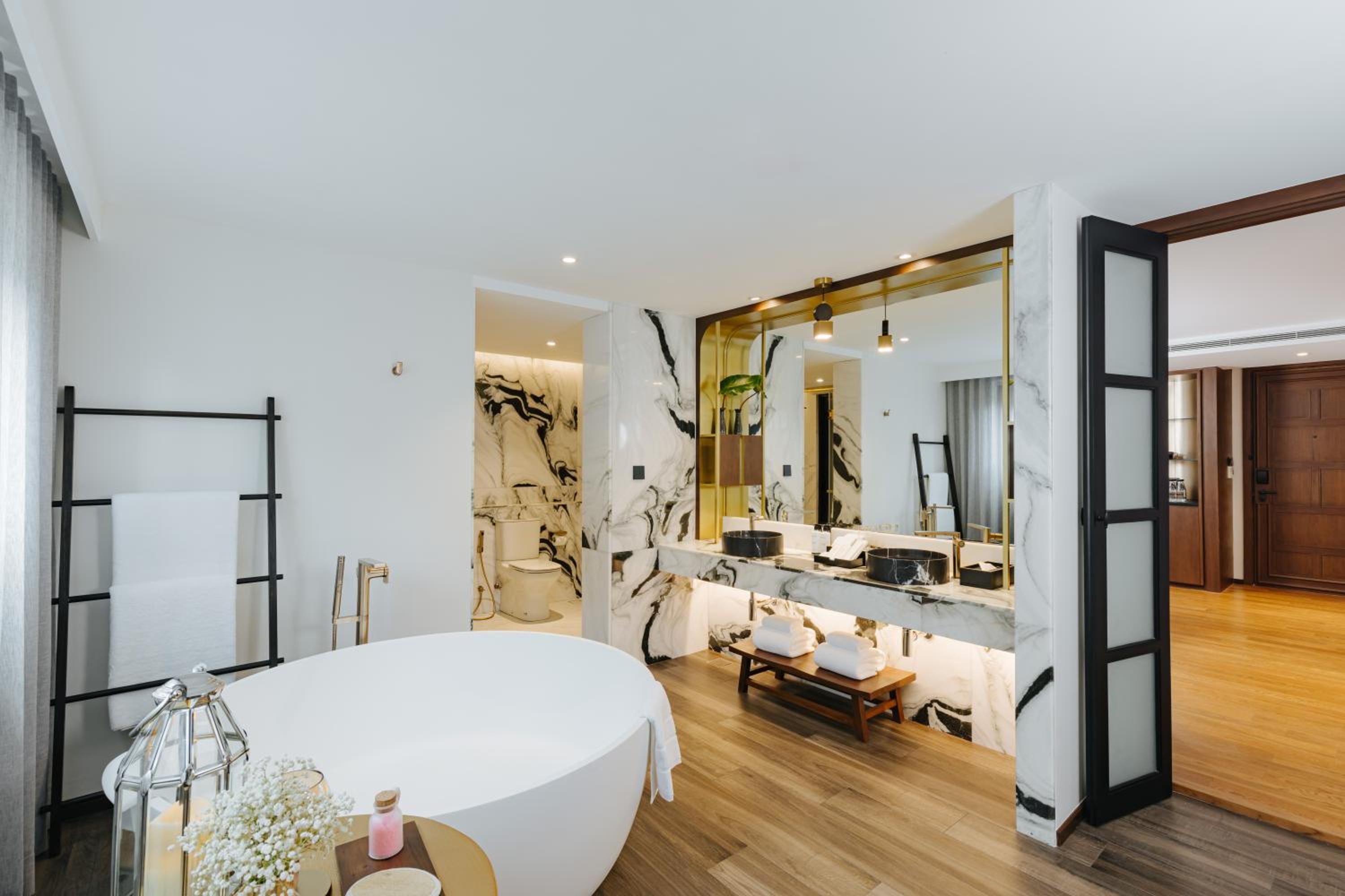 SUITE, CORNER