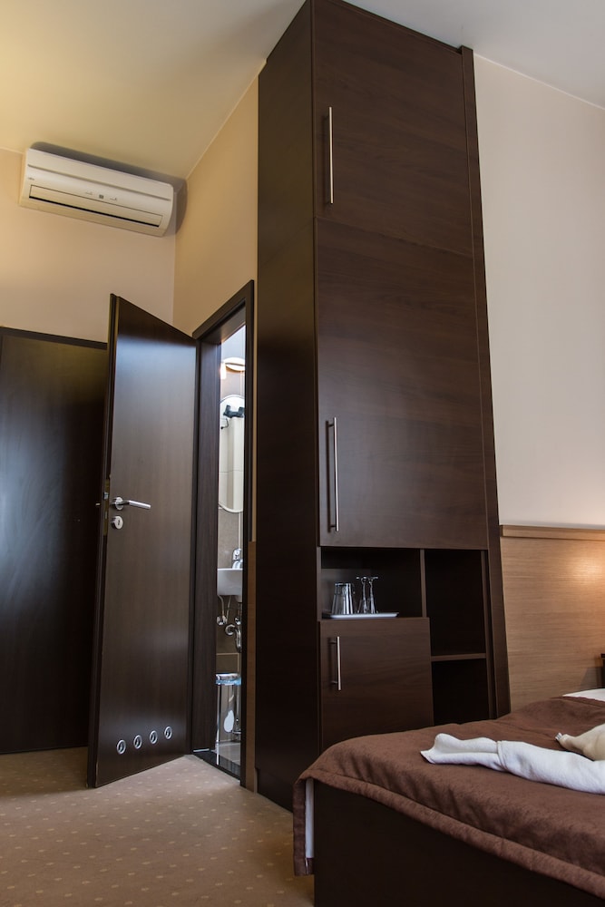 Central Hotel 21 5/54
