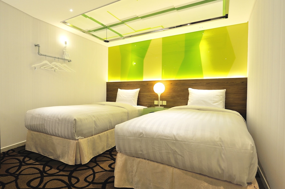 GREEN WORLD HOTEL ZHONGHUA 31/80