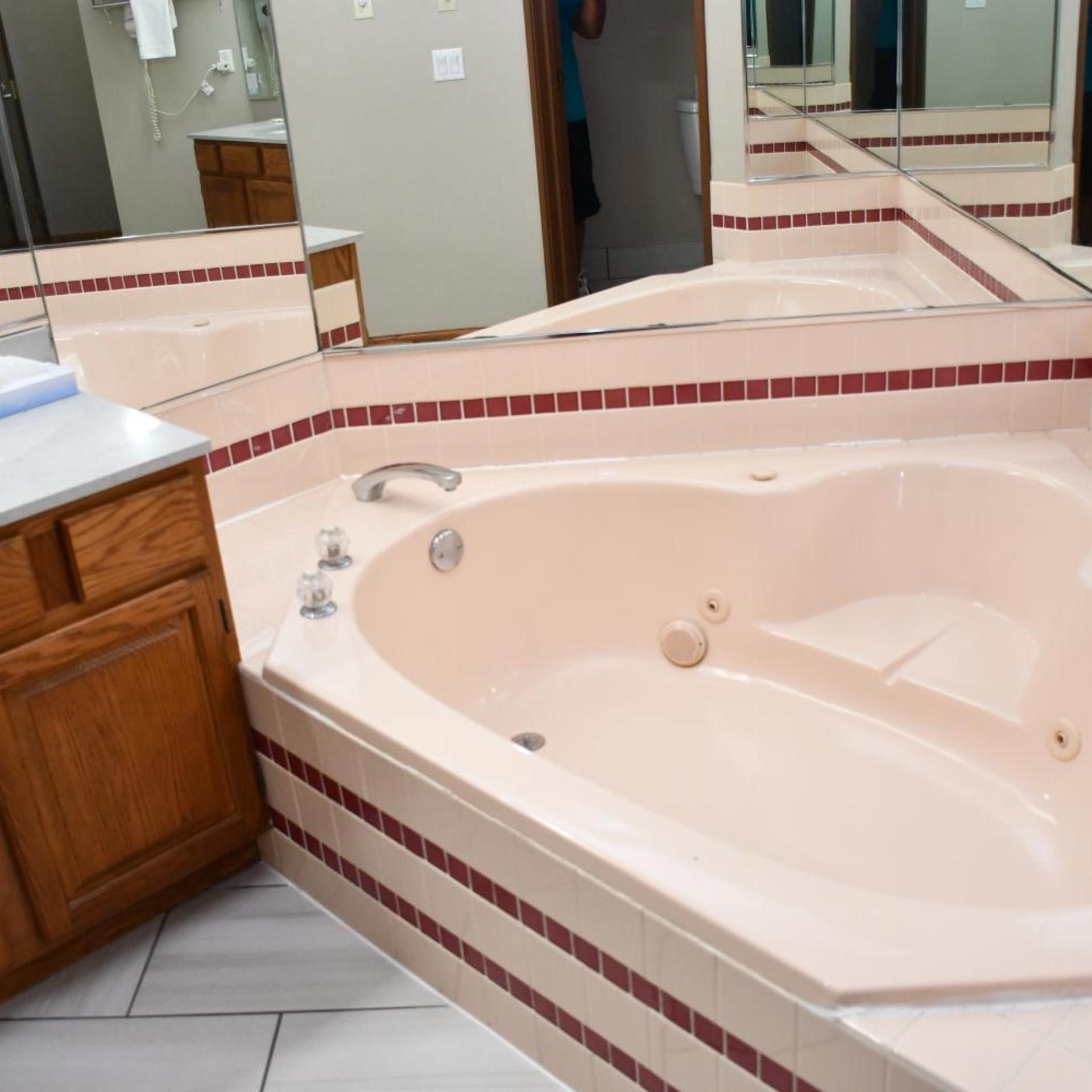 جناح ديلوكس بسرير كينج بحوض جاكوزي، Baymont Inn and Suites by Wyndham Platteville 3/4