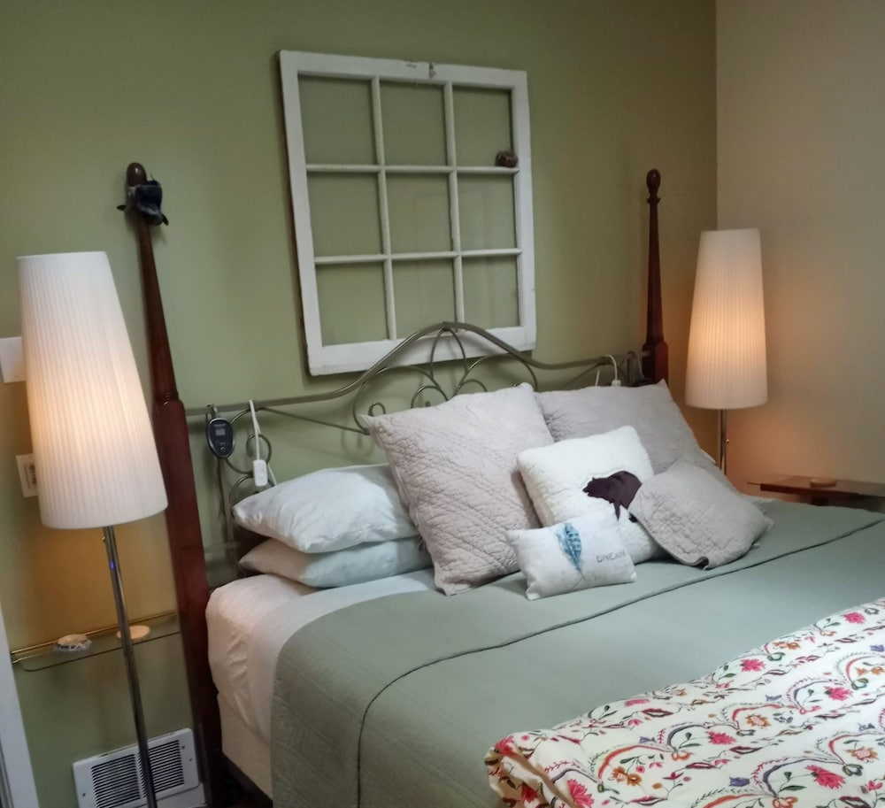 Inn to the Woods Bed and Breakfast 7/33
