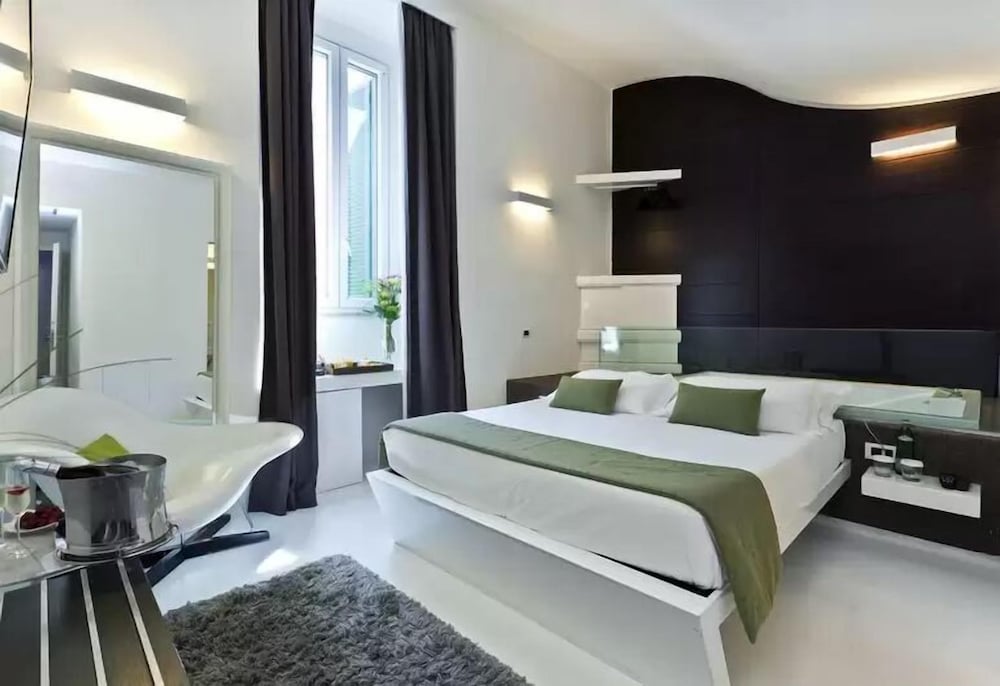 NAVONA SUITES 15/52