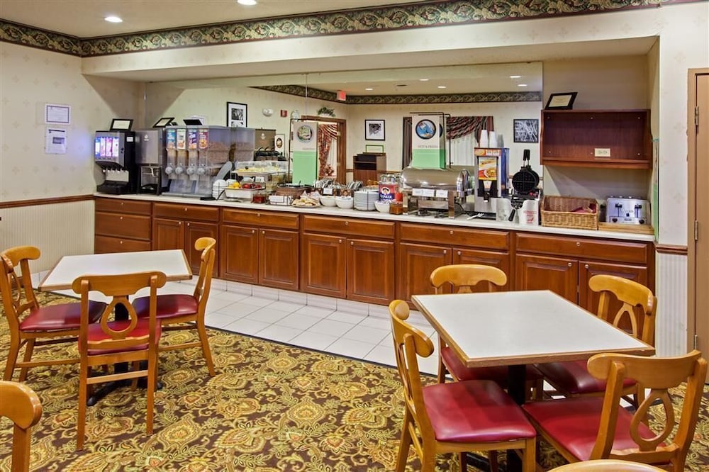 AmericInn by Wyndham Galesburg 42/59