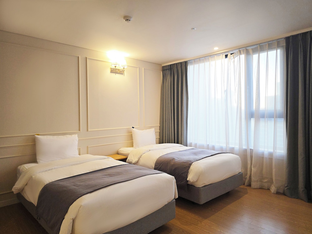 Basement, Deluxe, Quadruple, 4 Beds, City View