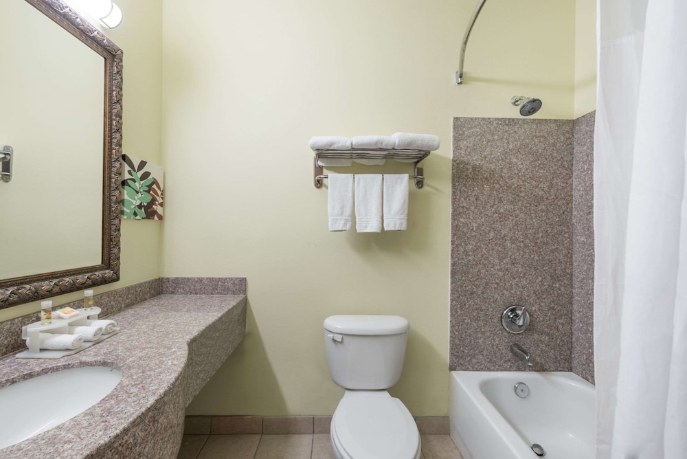 Days Inn Suites By Wyndham Cleburne Tx 36/42