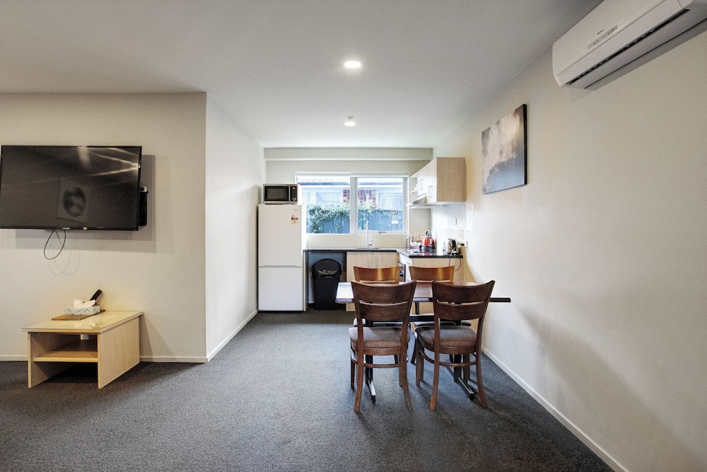 Ellerslie Palms Motel 51/68