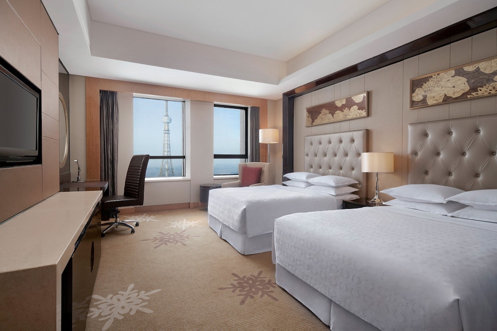 Club, Twin Beds, City View