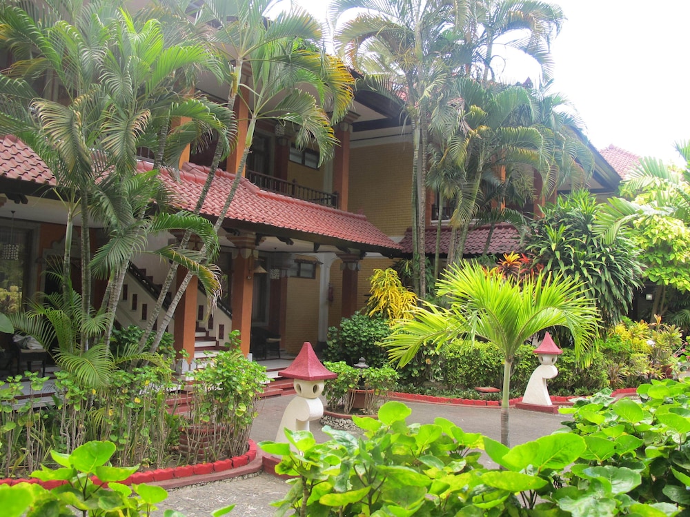 Puri Naga Beachfront Cottages 10/65