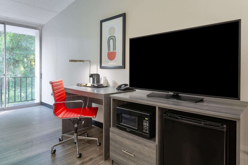Ramada by Wyndham Hartford North / Bradley Airport 36/48
