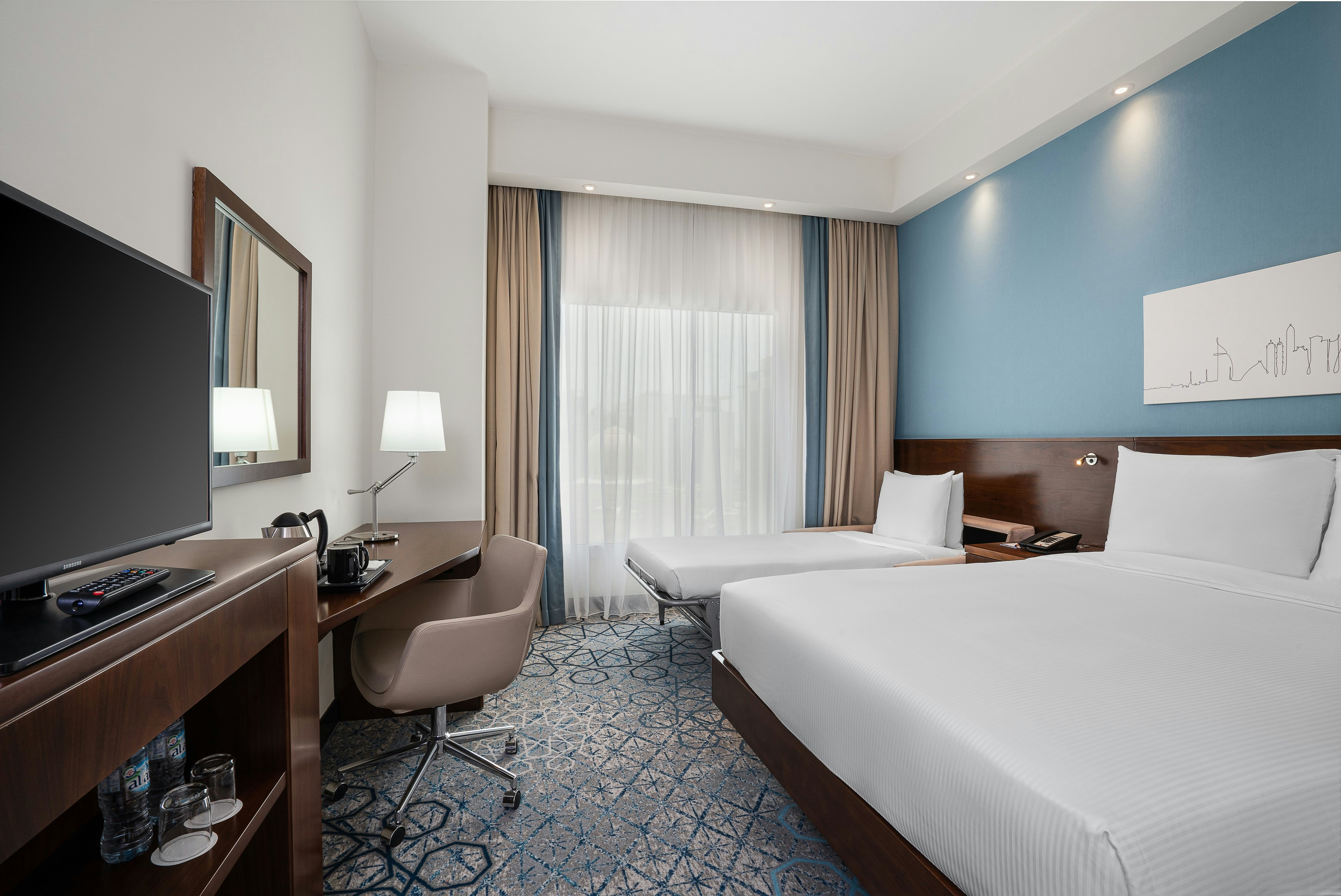 غرفة بسرير كوين مع أريكة سرير، Hampton By Hilton Dubai Al Barsha 3/6
