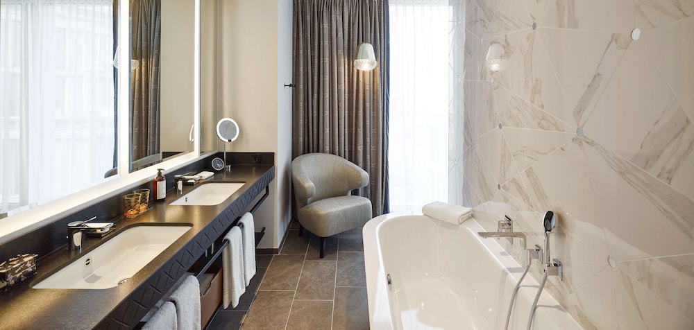 Loggia, Penthouse, Suite, King Bed, Skyline View