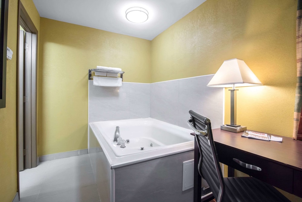 Rodeway Inn Towanda 21/36