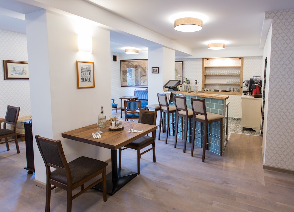 Revesz Hotel 34/42