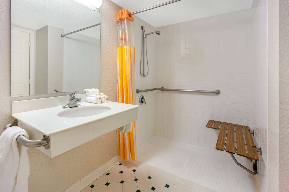 La Quinta Inn & Suites by Wyndham Seattle Sea-Tac Airport 47/48