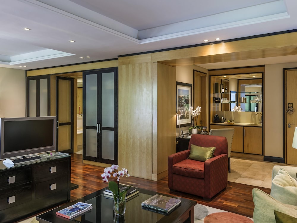 No. 5 Boutique Art Hotel 38/48