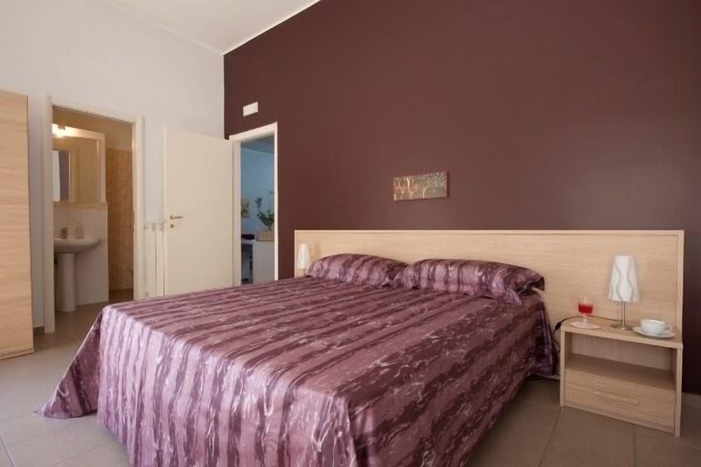 ROOM, DOUBLE OR TWIN BED