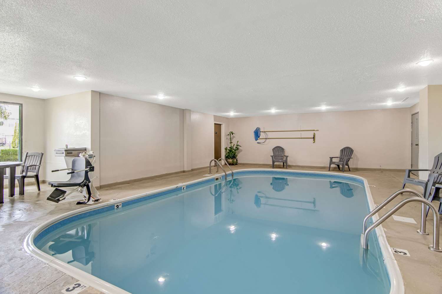 Comfort Suites Near I-80 And I-94 14/39