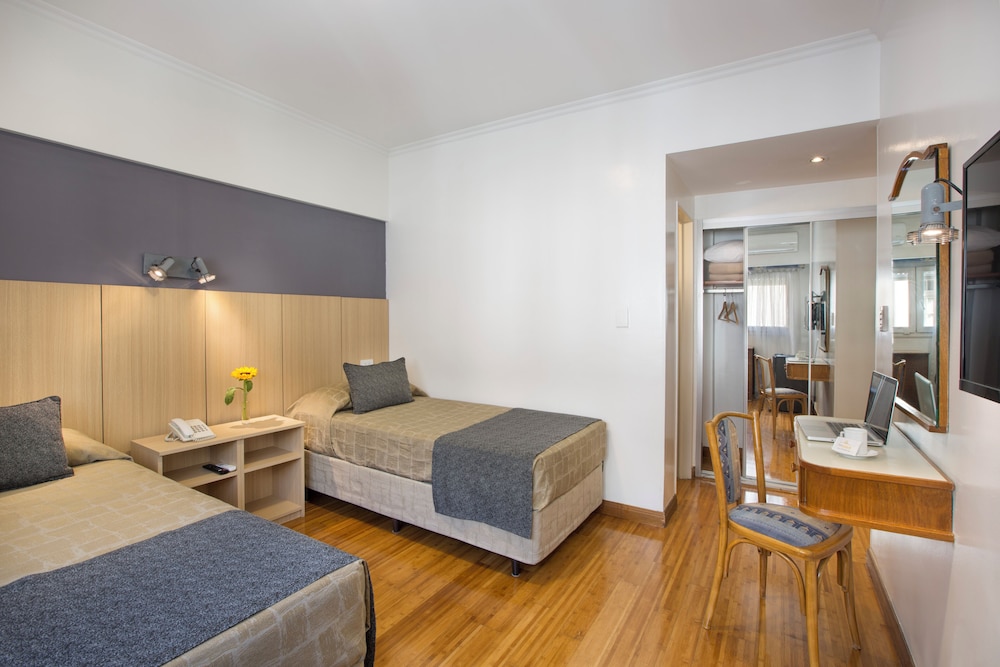 Room, Twin Beds, Hotel Impala 2/7