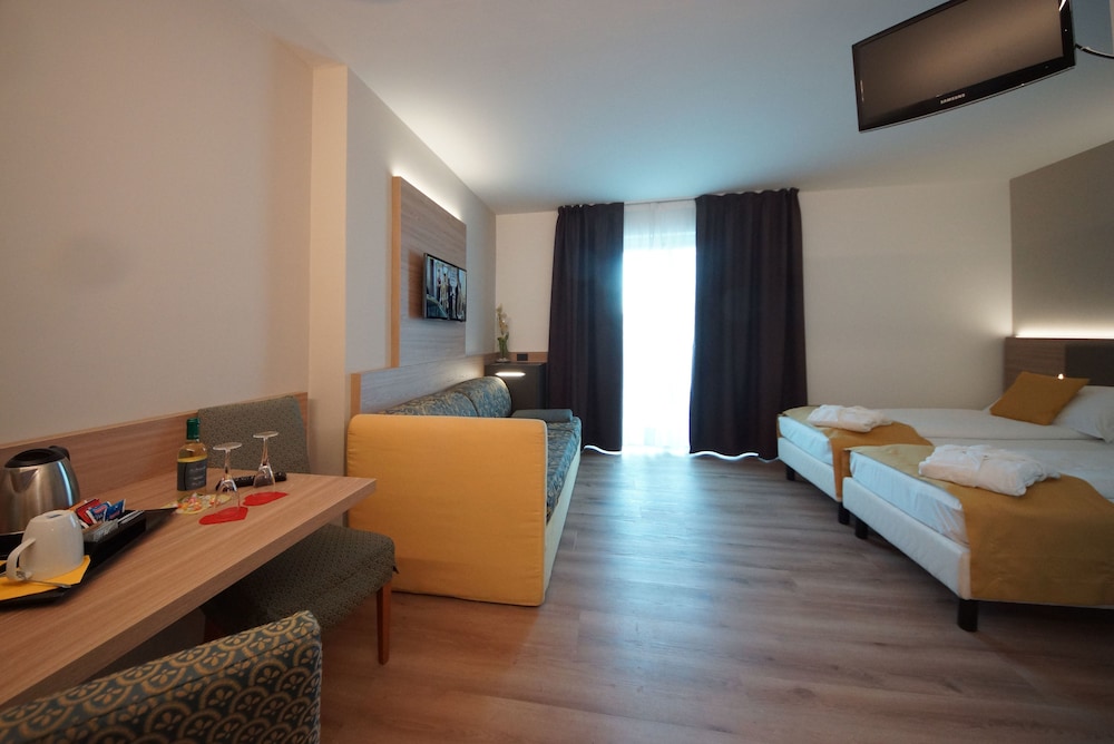 Hotel Ambassador Suite 50/73