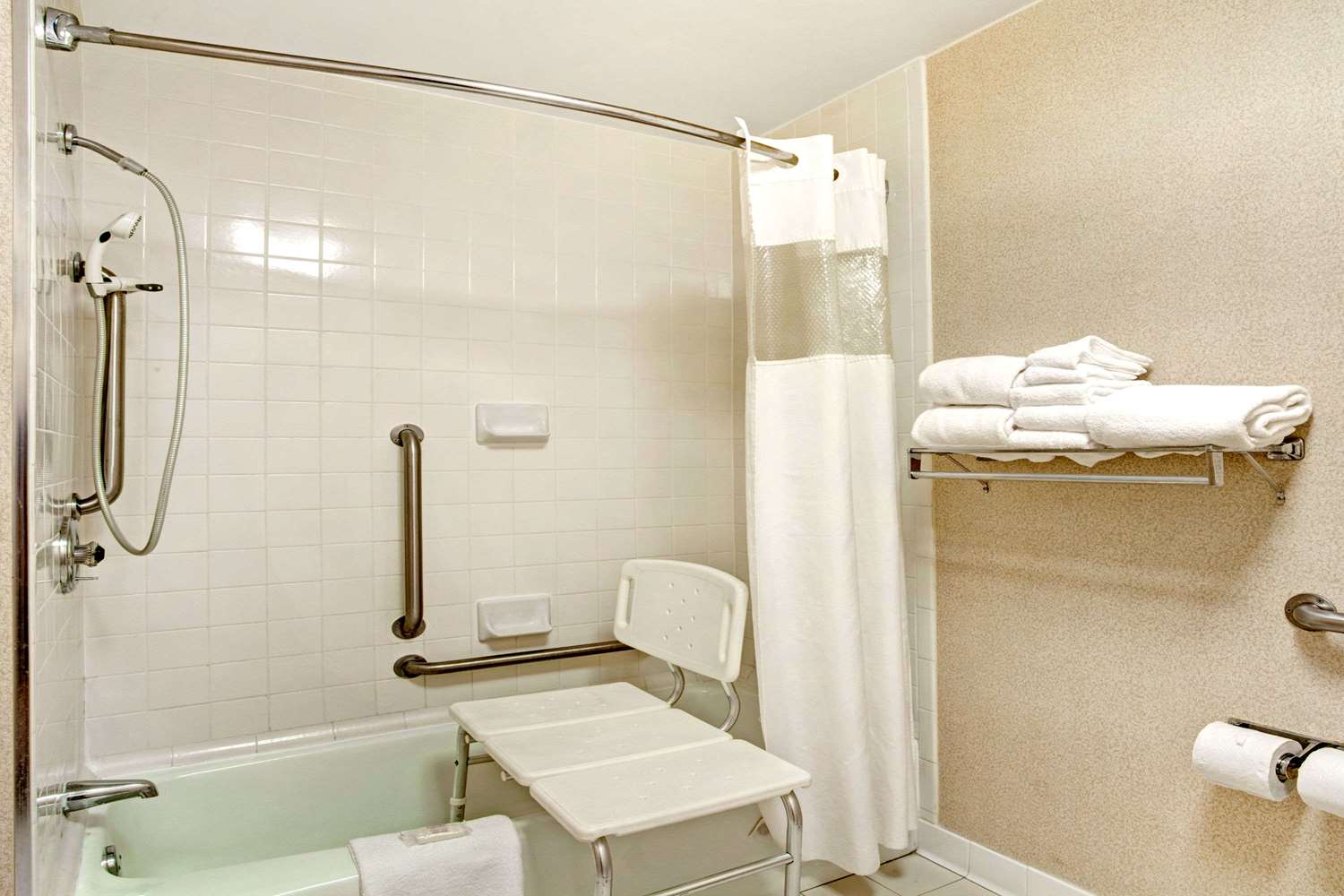 Ramada By Wyndham West Memphis 24/25
