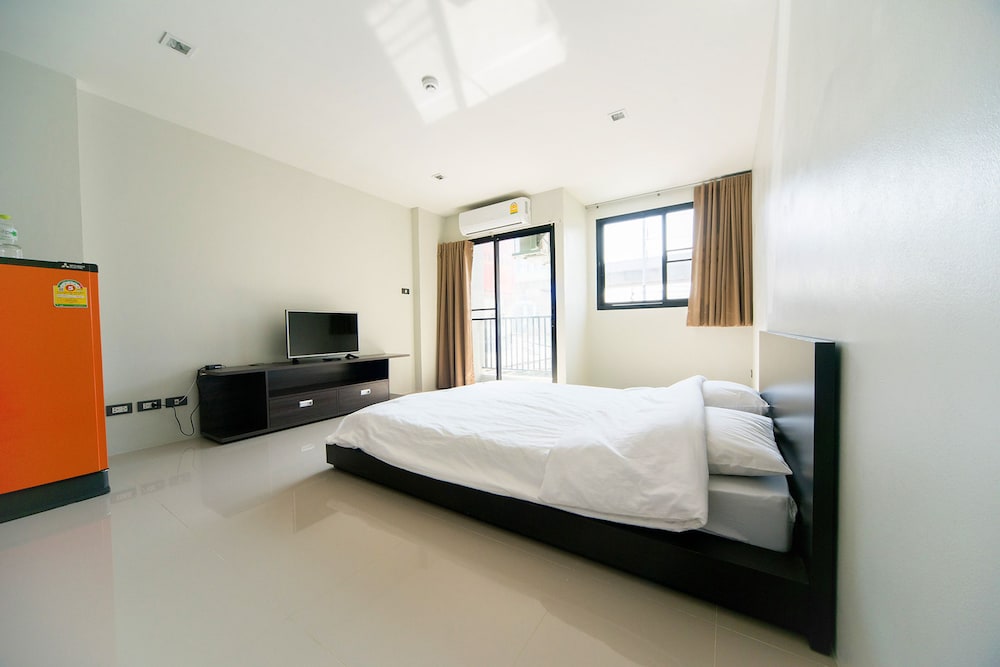 Standard, Queen Bed, The Pixel Places 2/2