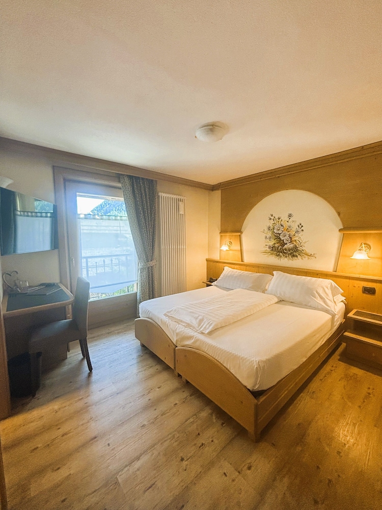 Crosal Hotel 13/50