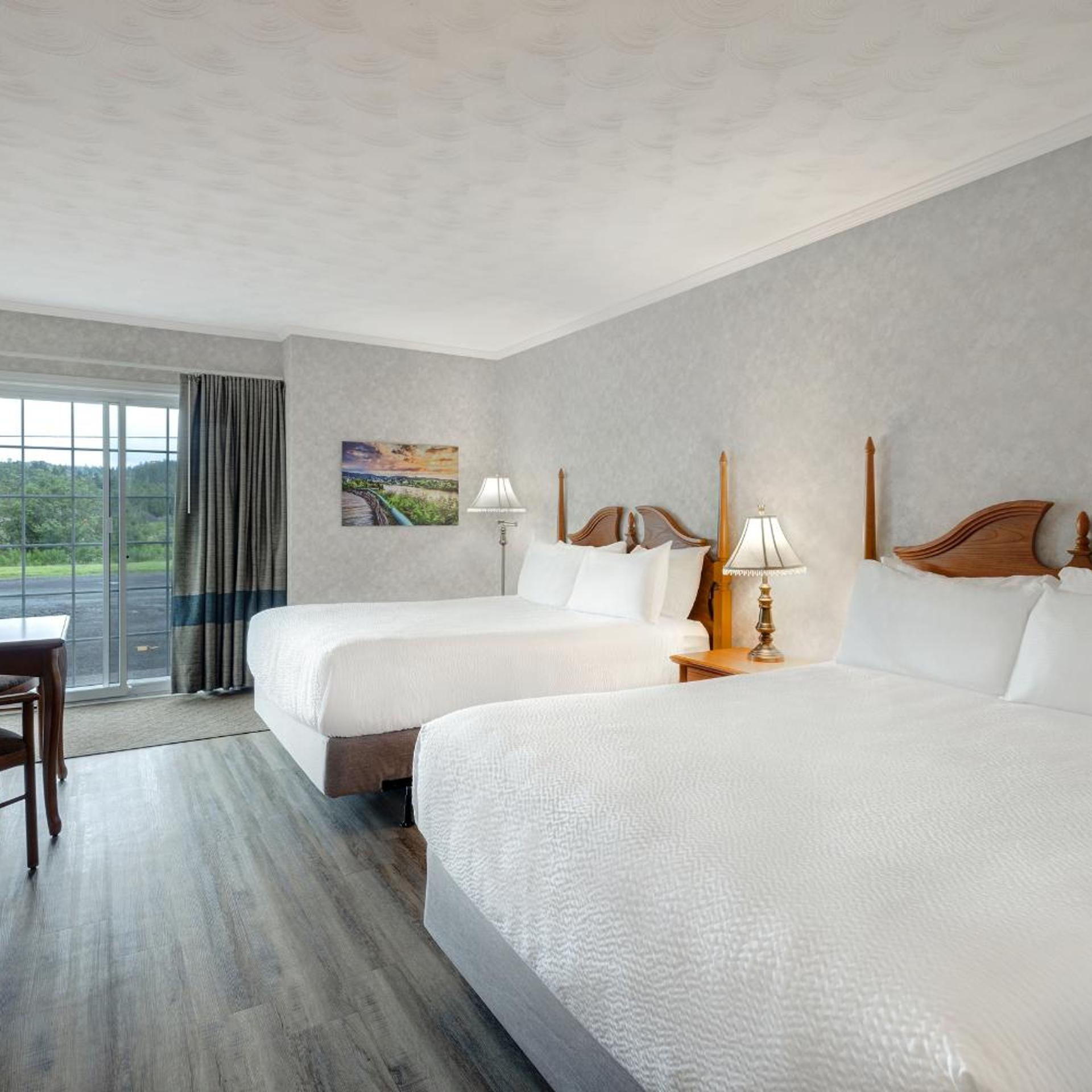 Drive Up, King Bed, 2 Queen Beds