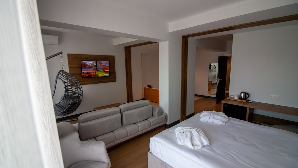 Lake Life Hotel 17/50