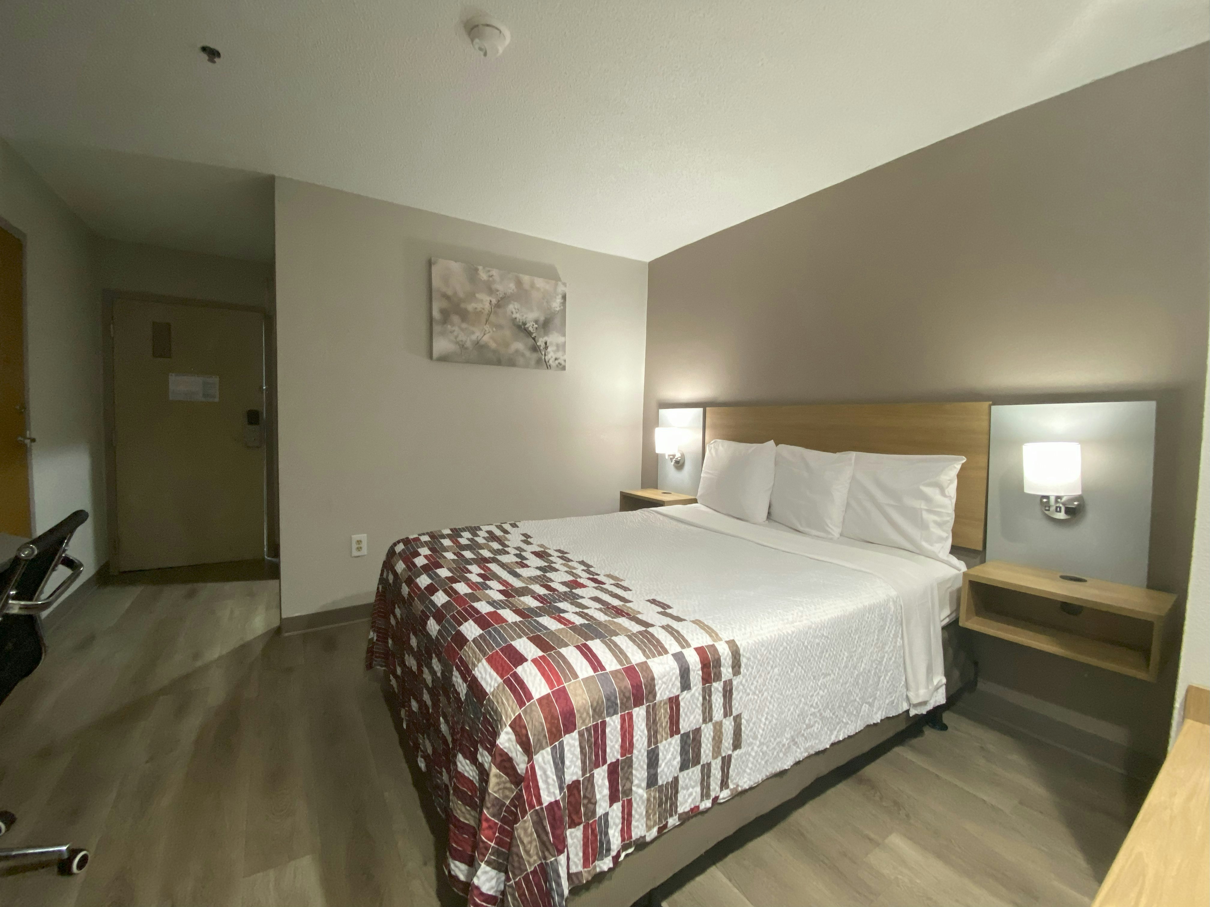 Deluxe, Queen Bed, Smoking
