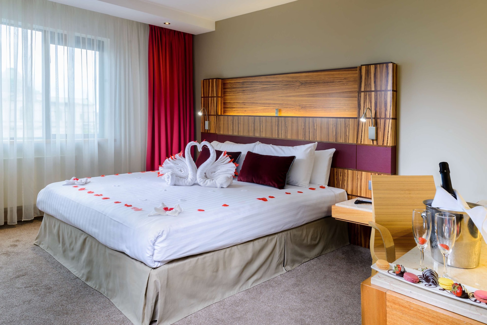 Superior, King Bed, River View