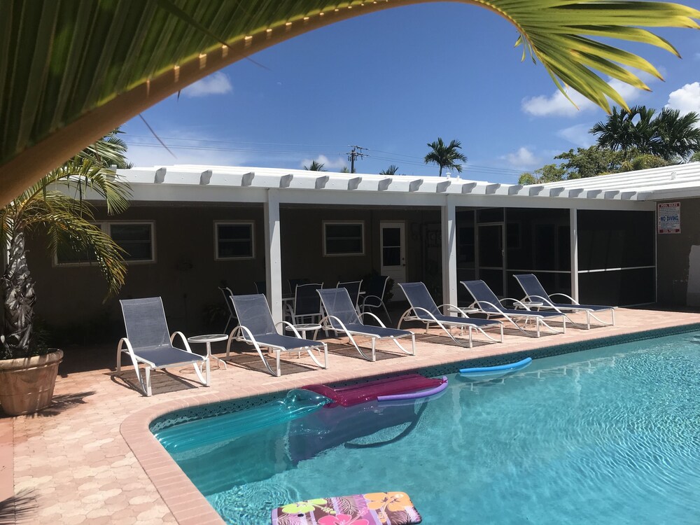 Casitas Coral Ridge formerly Estoril Paradise Inn 47/50