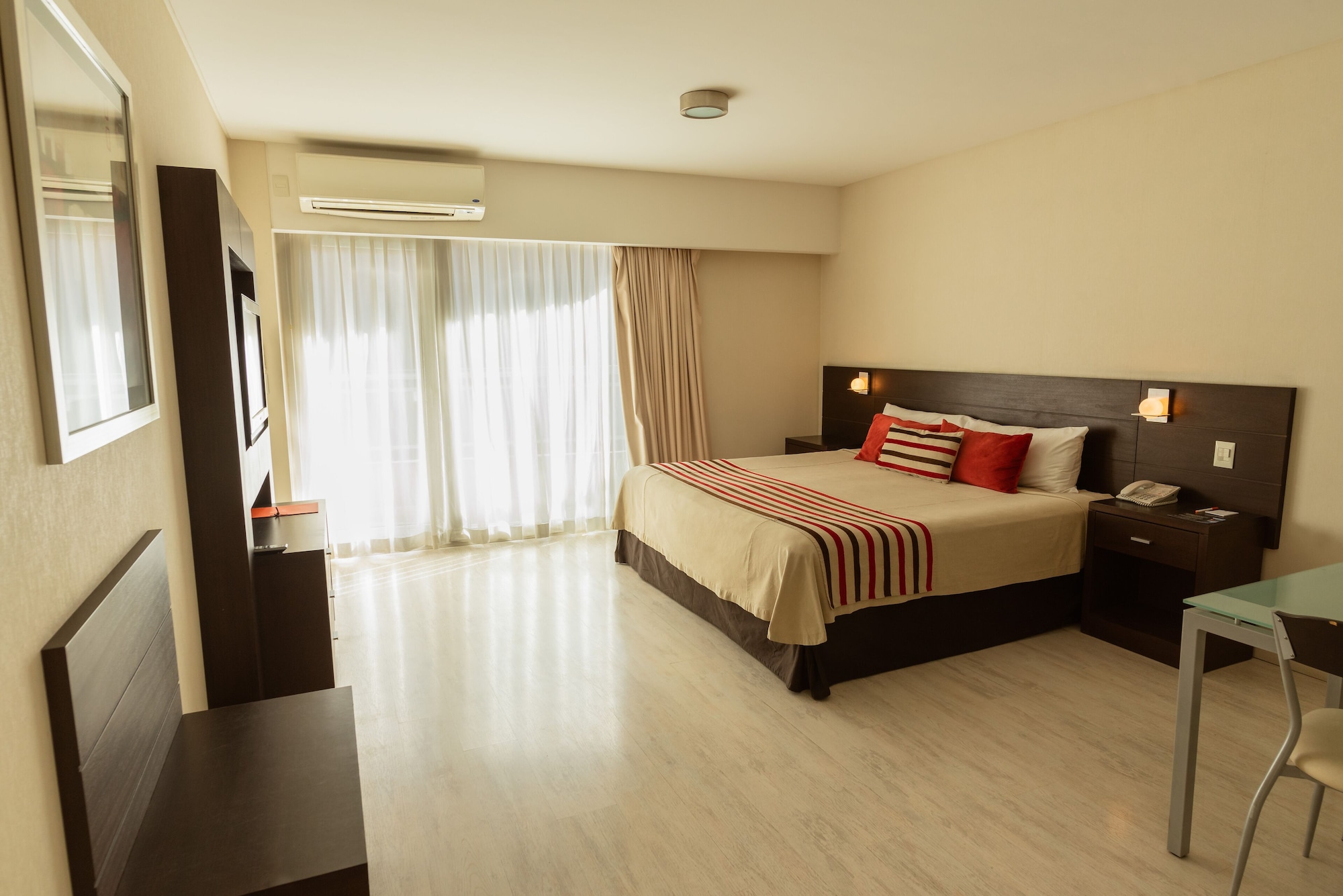 CLASSIC, SUITE, KING BED