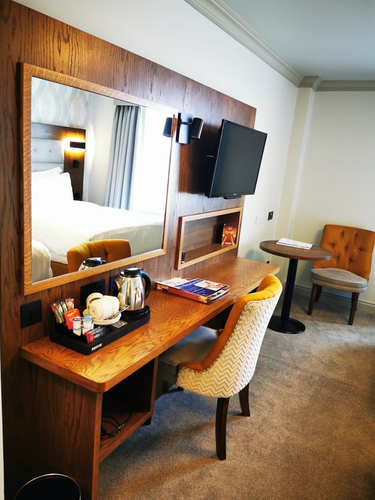 BRIDGE HOUSE HOTEL, LEISURE CLUB & SPA 44/45
