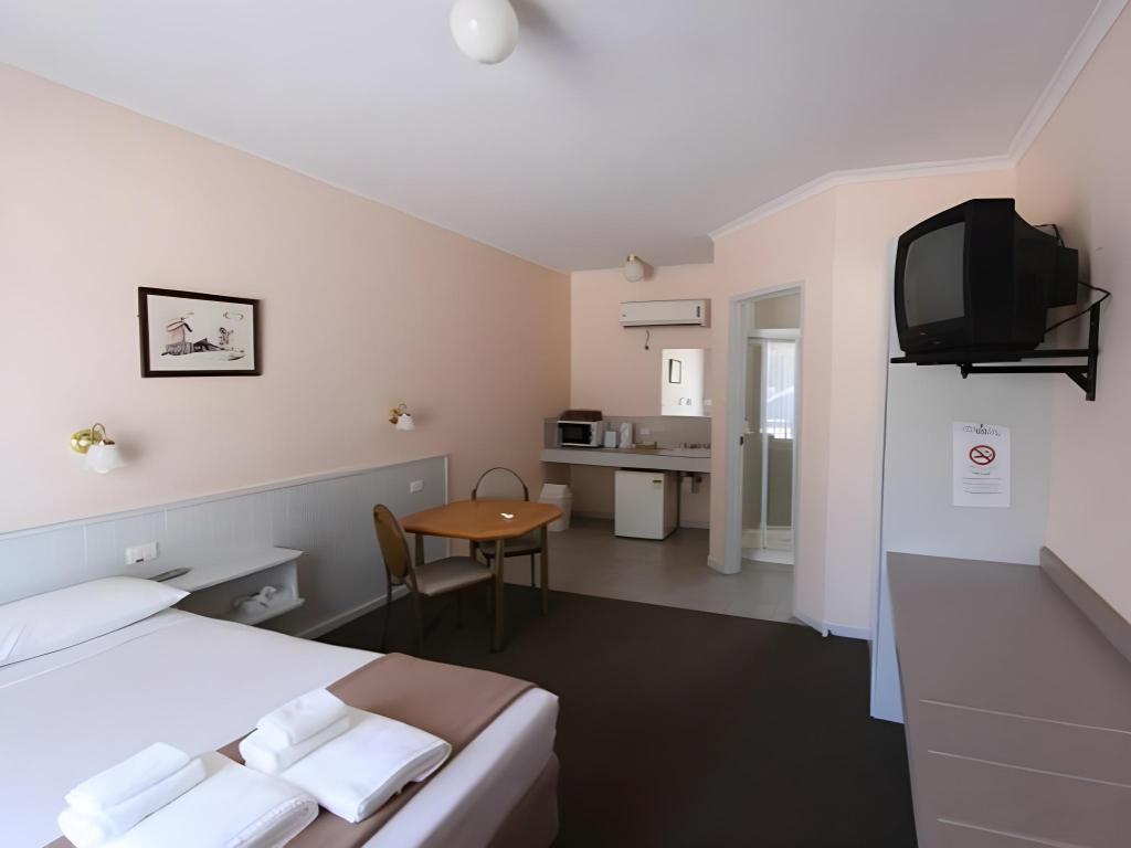 Lazy River Motor Inn 9/32