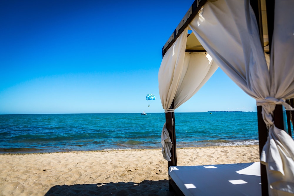 Hotel Helena Sands 47/50