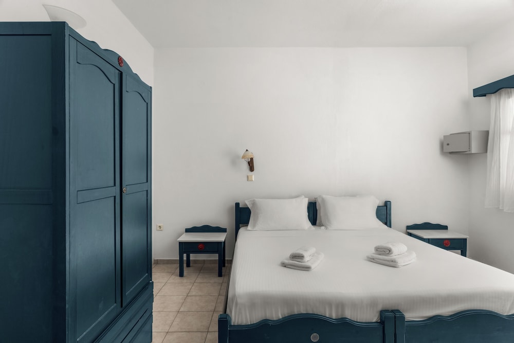 ROOM, QUADRUPLE
