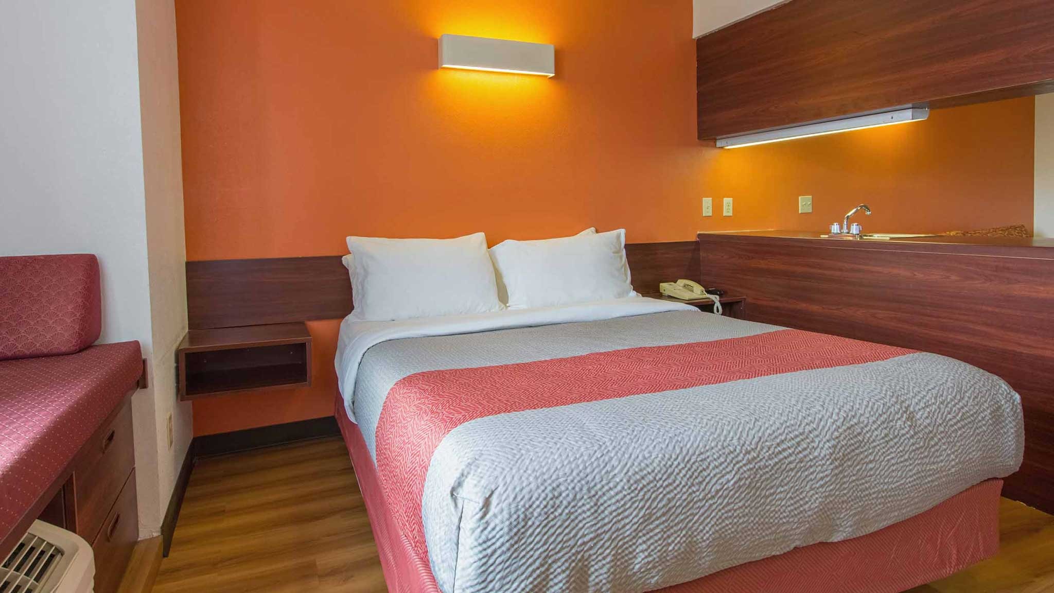 1 Queen Bed - Mobil Access Tub Nsmk Micfridg