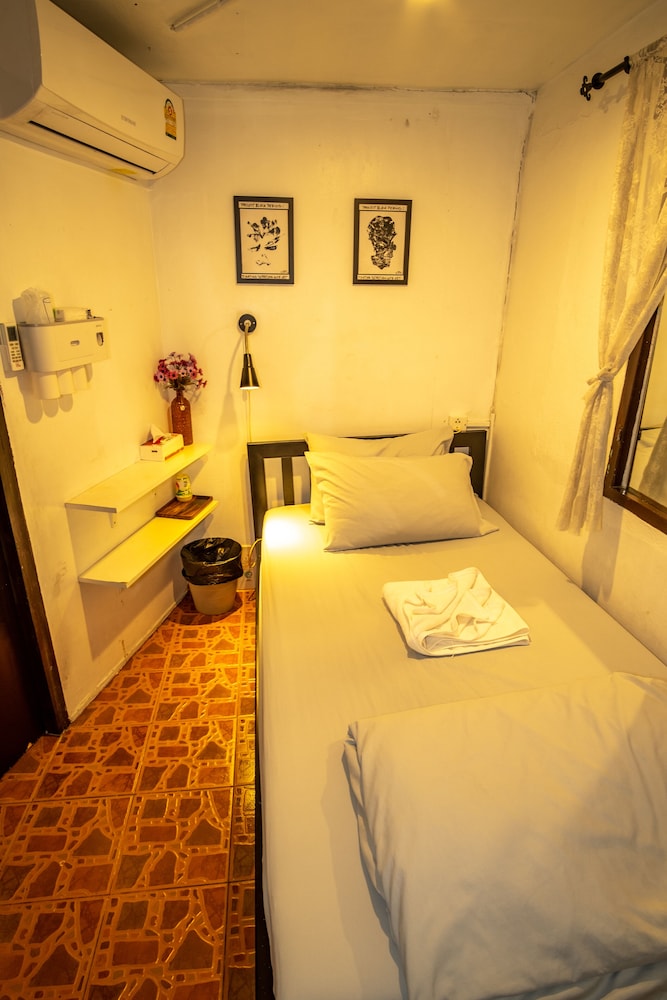 BASIC, SINGLE, SINGLE BED, SHARED BATHROOM