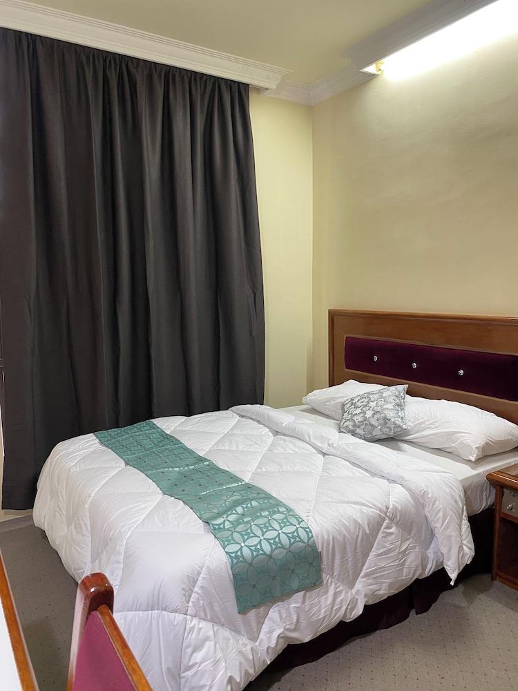 DELUXE, QUEEN BED